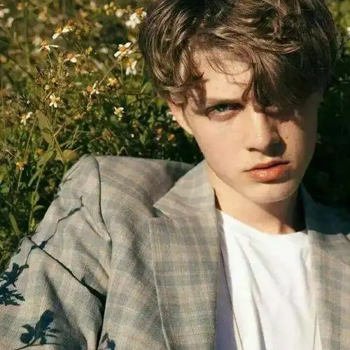 6686体育官网海外作者別遇