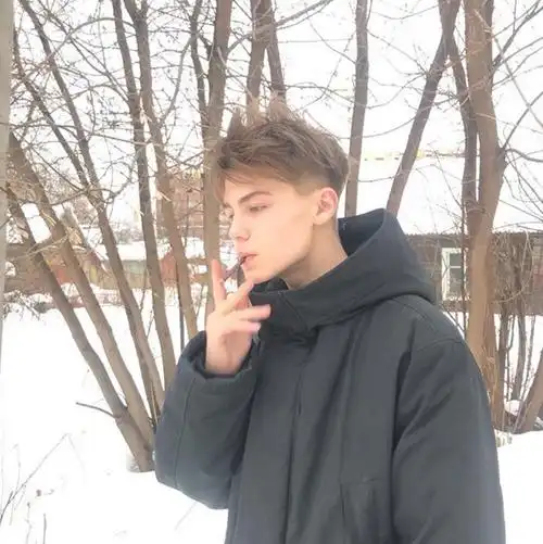 6686体育官网铁牌作者Evelyn